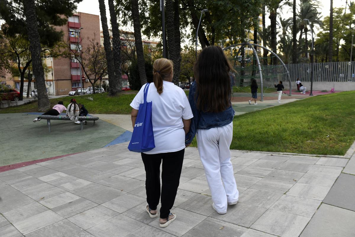 Abuela y nieta reciben a La Opinión en un parque de La Paz, cerca de su vivienda.