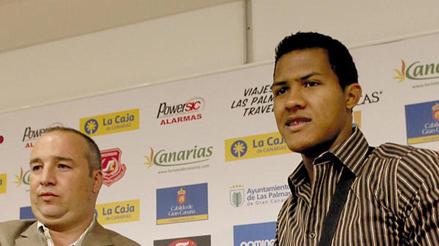 Miguel Ángel Ramírez y José Salomón Rondón, en la presentación del futbolista venezolano.