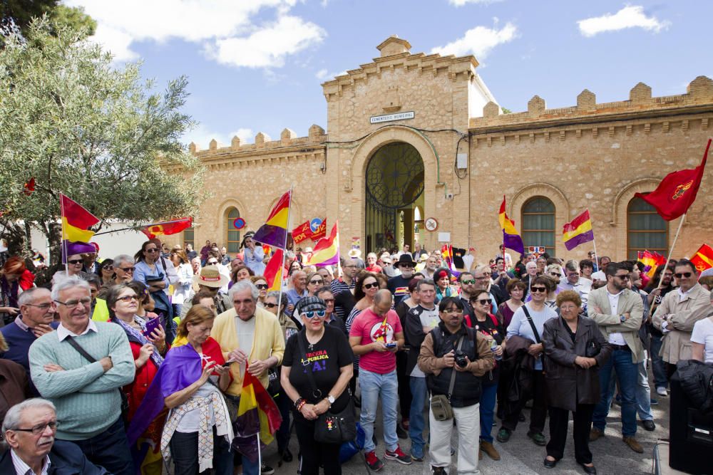 Homenaje en la fosa común de Paterna