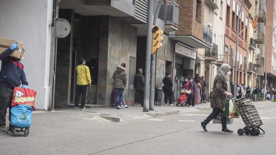 Usuaris de la plataforma d&#039;aliments de Manresa fent cua per recollir menjar, després del confinament |