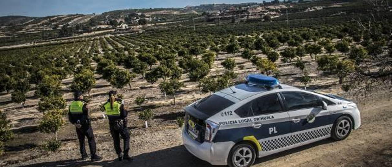 Una imagen de archivo de una patrulla de la Policía Local de Orihuela de servicio.