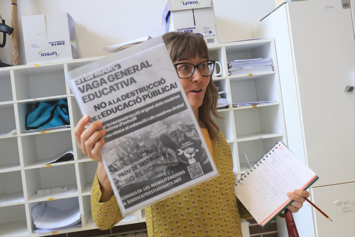 Una profesora con un cartel que anuncia la huelga convocada el próximo 31 de marzo en los colegios e institutos