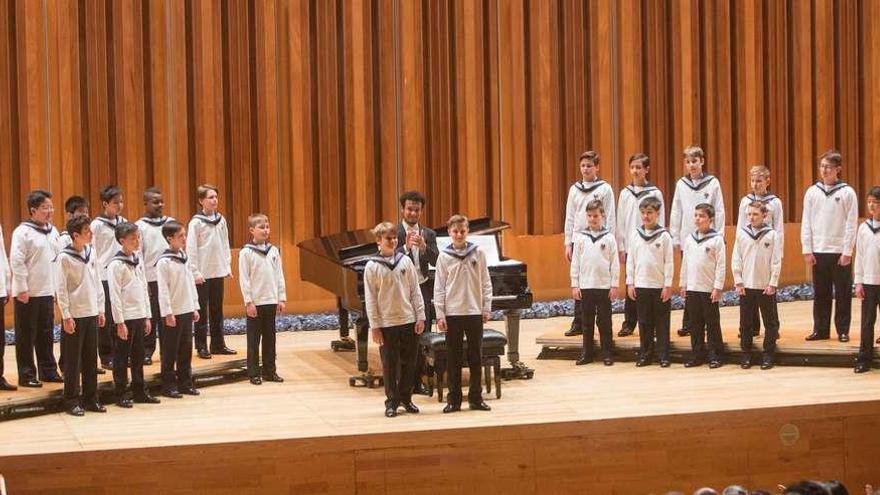 Los Cantores con su director, ayer en el Auditorio.