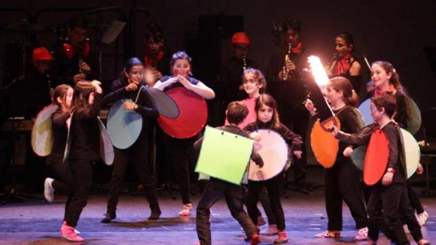 Alumnos del Conservatorio le dan la puntilla al Antroxu con música y baile