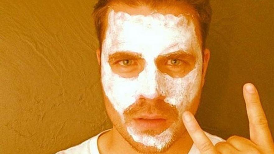 Dani Martín posa con una mascarilla en el rostro