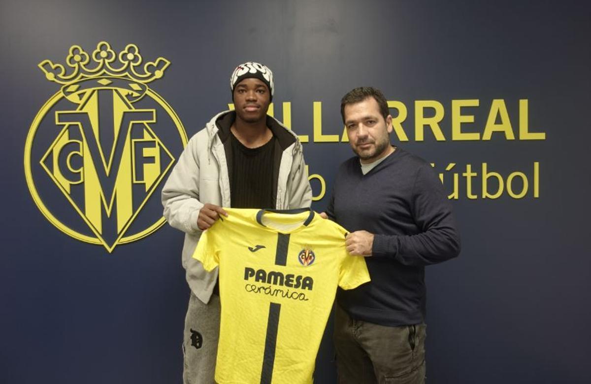 Valou junto a Roig Negueroles tras firmar la renovación.