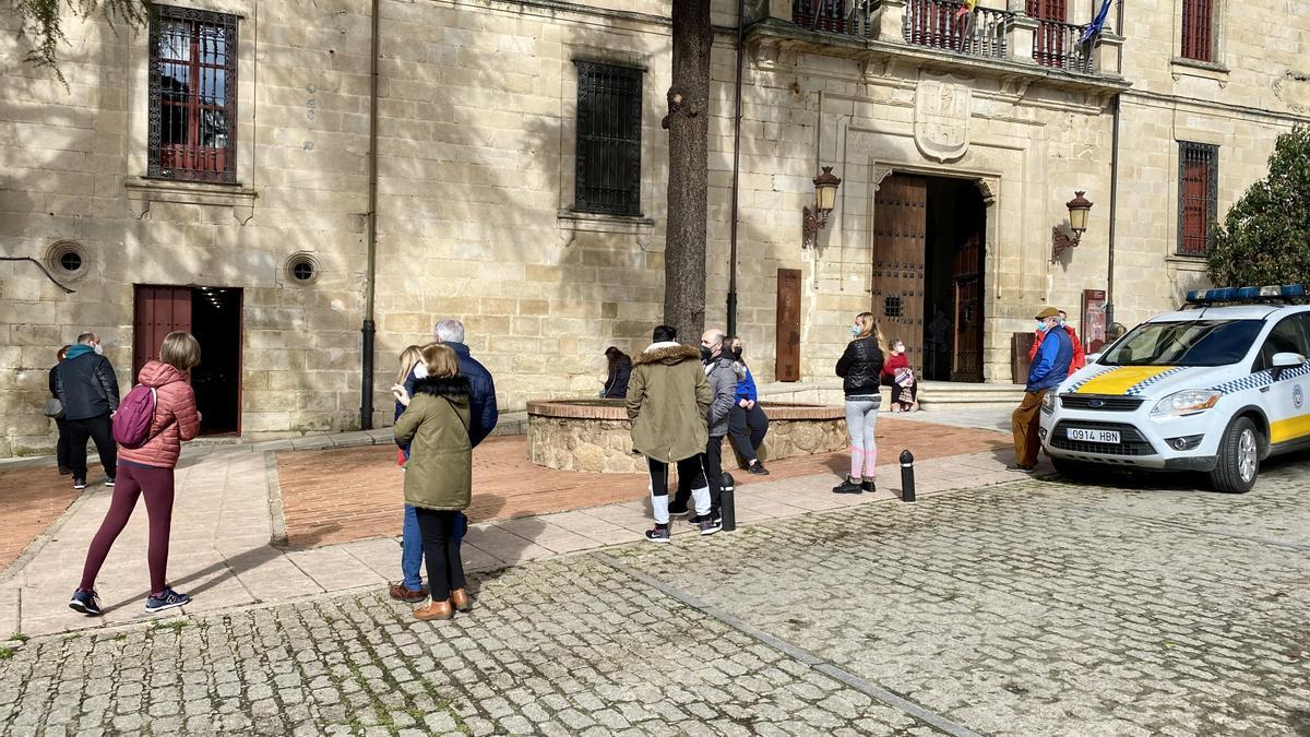 Vecinos en uno de los cribados masivos realizados en la ciudad.