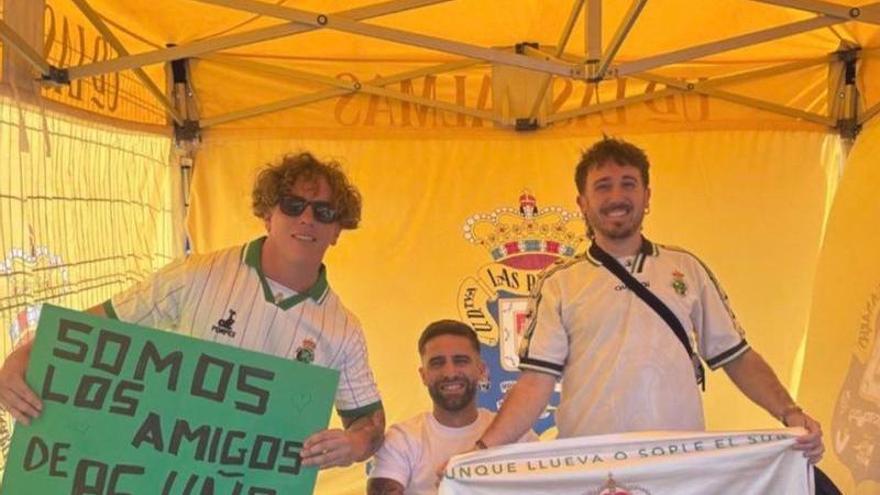 La 'Pejiñomanía' se desata en el Gran Canaria y banderas del Racing: "Somos los amigos de Pejiño"