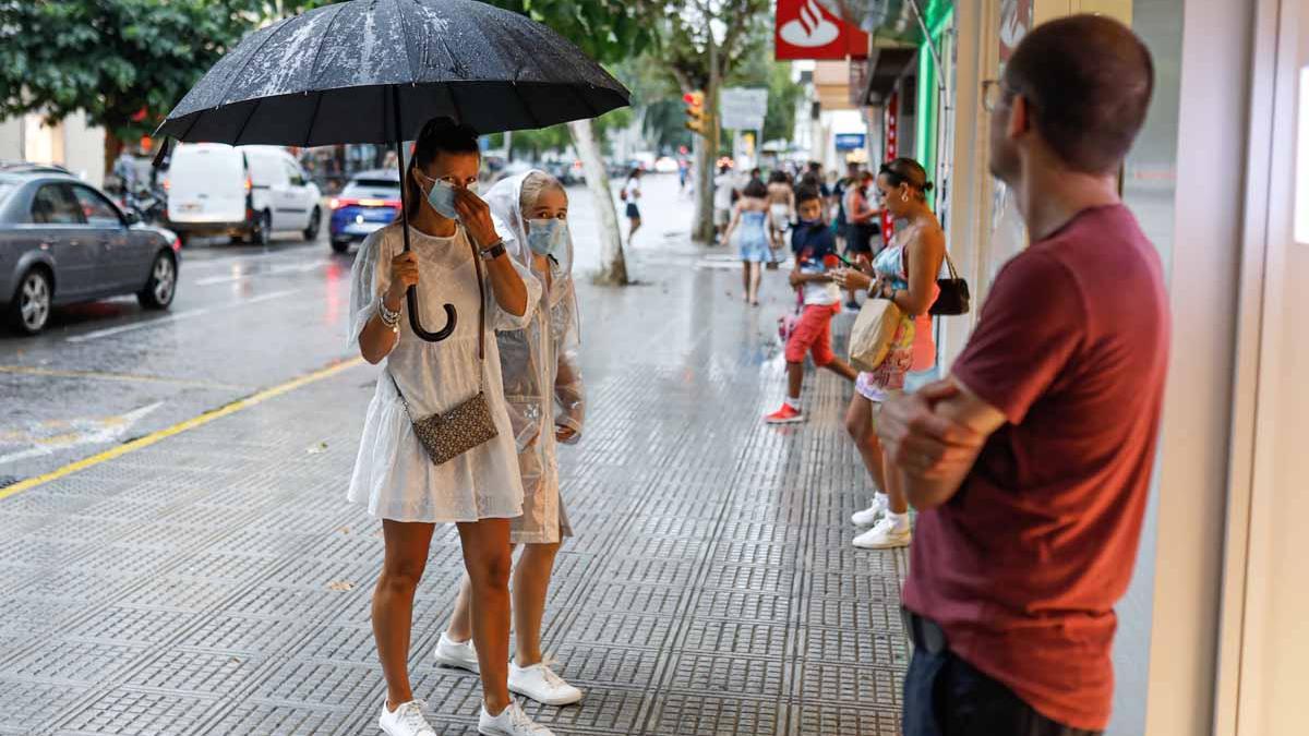 La lluvia torrencial en Formentera provoca más de 15 salidas de los bomberos por inundaciones