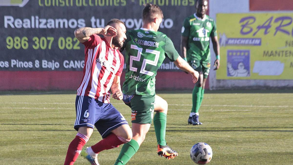 Yahvé, del Alondras, presiona a Presas, del Arenteiro, en el partido de ayer. |  // SANTOS ÁLVAREZ