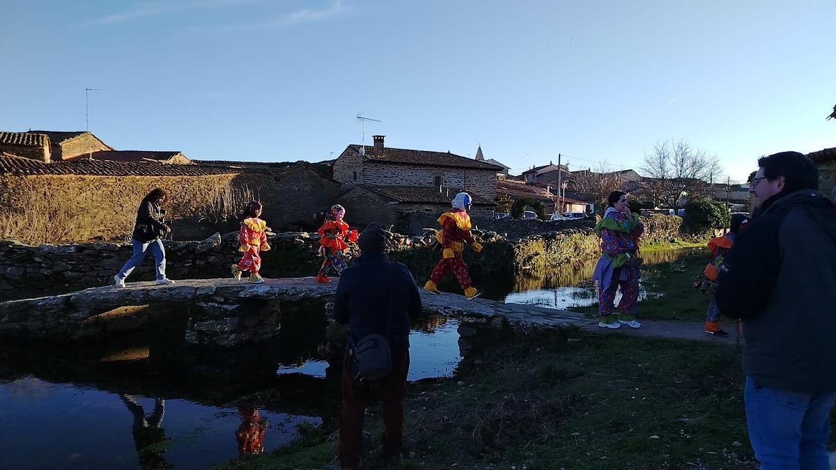 La cencerrada de Villanueva de Valrojo desafía al frío La cencerrada de Villanueva de Valrojo desafía al frío