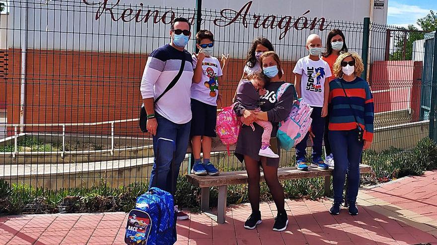 Las familias afectadas del colegio de La Puebla de Alfindén. | SERVICIO ESPECIAL