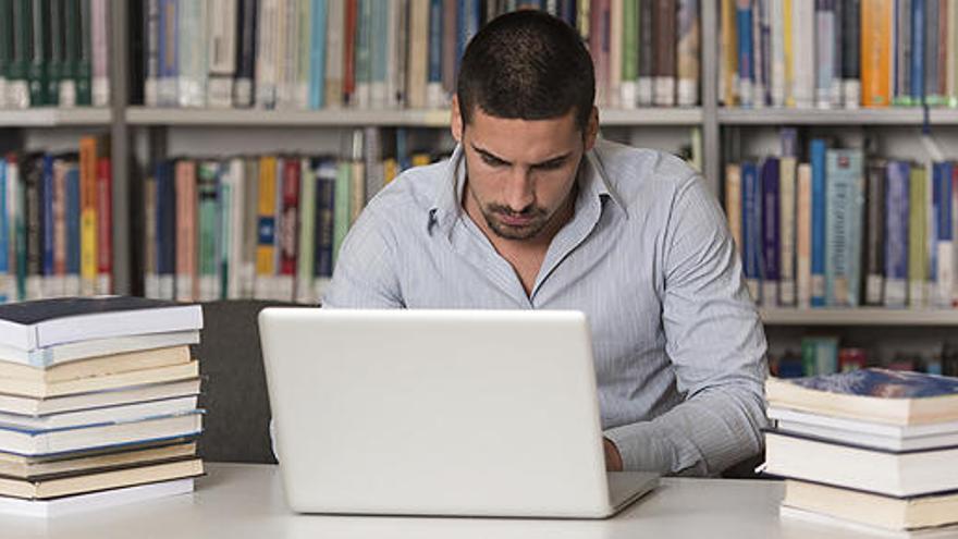 Un estudiante frente a un ordenador