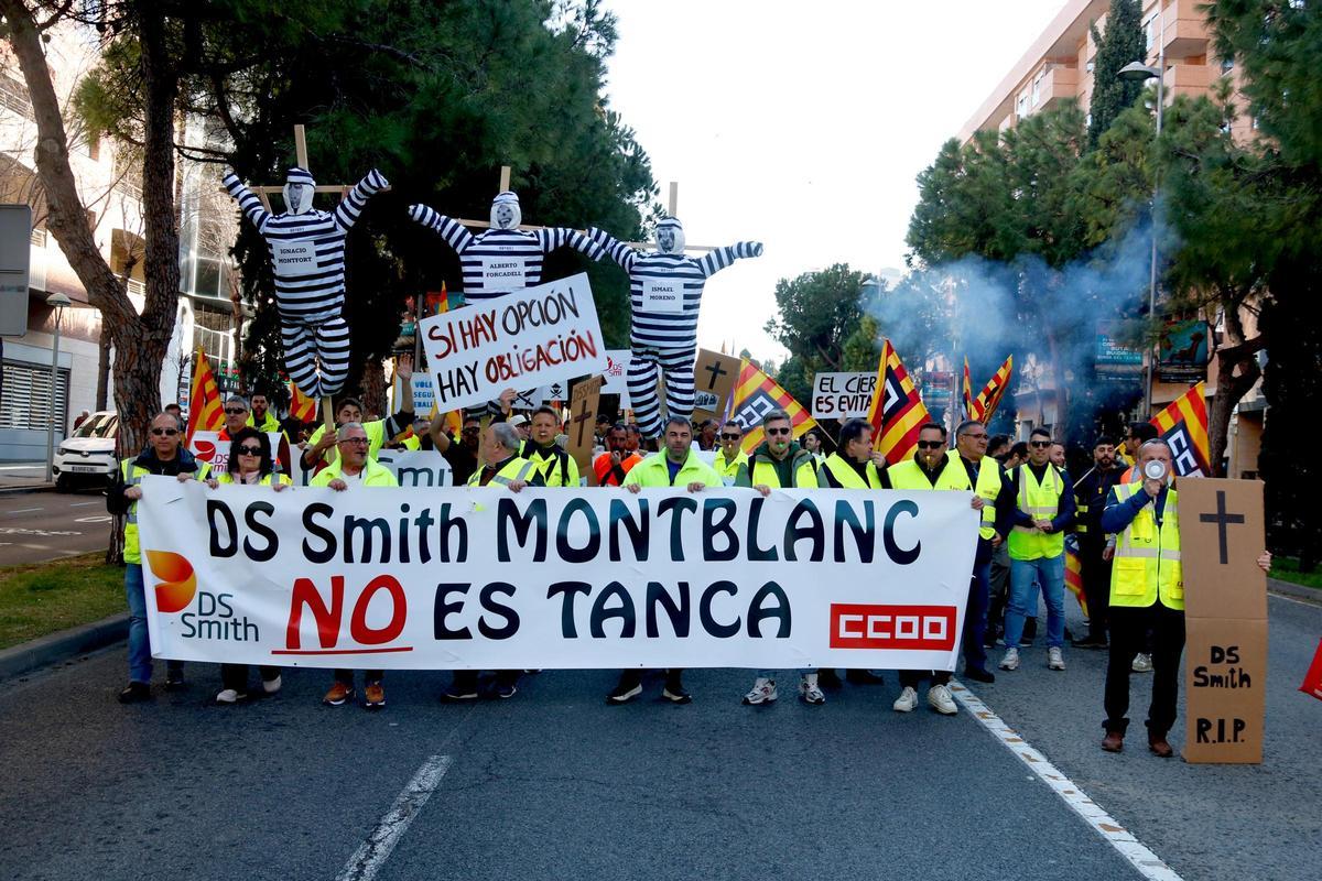Manifestación de los trabajadores de las plantas International Paper es Montblanc y Valls, este martes en Tarragona.