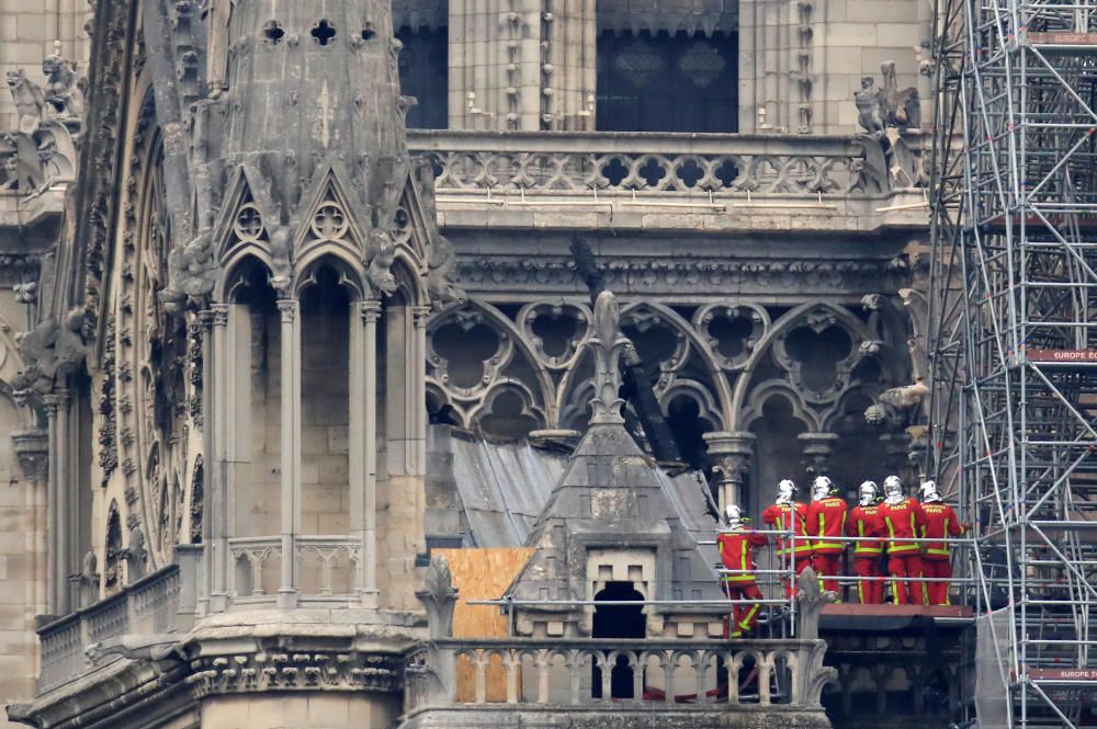 Un incendi crema Notre Dame de París