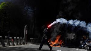 Manifestantes de los ’chalecos amarillos’ se enfrentan a la policía antidisturbios francesa durante la vigésimo tercera jornada de protestas en París.