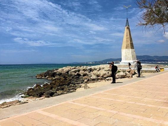 Mitarbeiter der Stadt suchen den Strand vor El Mol