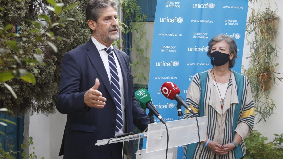 Ángel Cañadilla y Claudia Zafra, en el Palacio de Viana de Córdoba