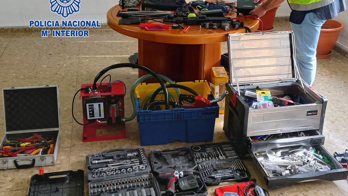 Objetos y herramientas incautadas por la Policía Nacional.