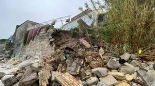 Se desprende el muro de una vivienda a pie de playa en A Carabuxeira, en Sanxenxo