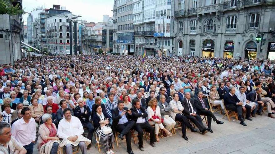 Representantes municipales, judiciales y sociales, en las primeras filas del concierto celebrado el 27 de junio en defensa del estatus de la justicia viguesa.