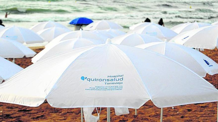 Sombrillas de playa con las que obsequia a los bañistas Quirónsalud Torrevieja.