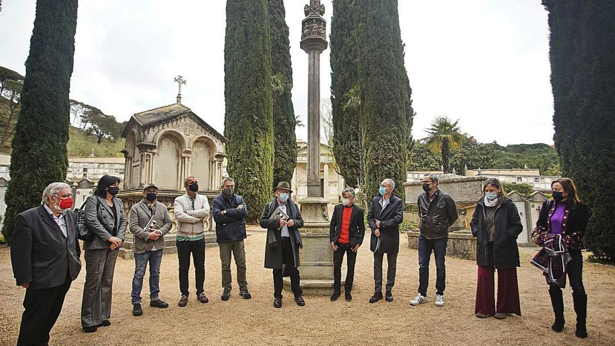 Els autors del llibre «El Cementiri de Girona» i les autoritats, ahir, al Cementiri Vell de Girona.