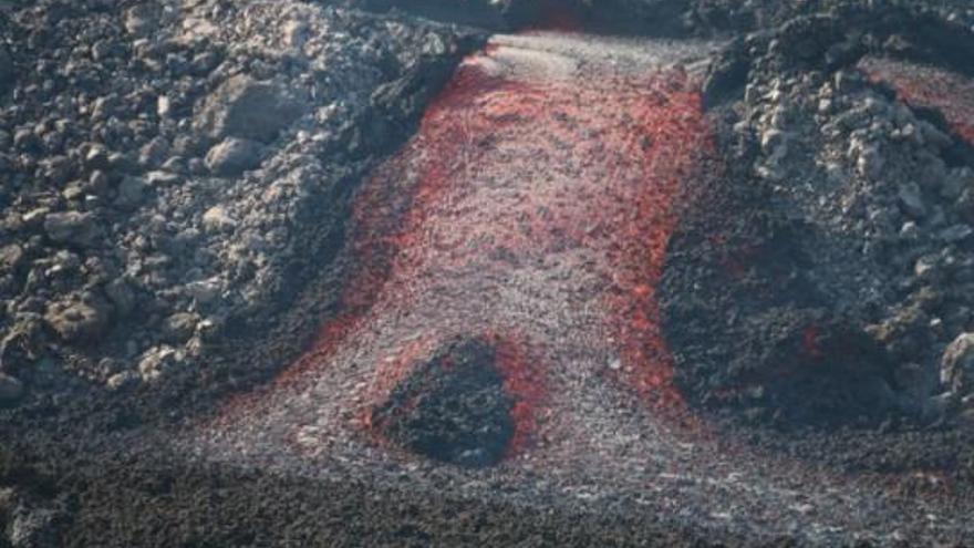 El volcà de La Palma continua expulsant lava