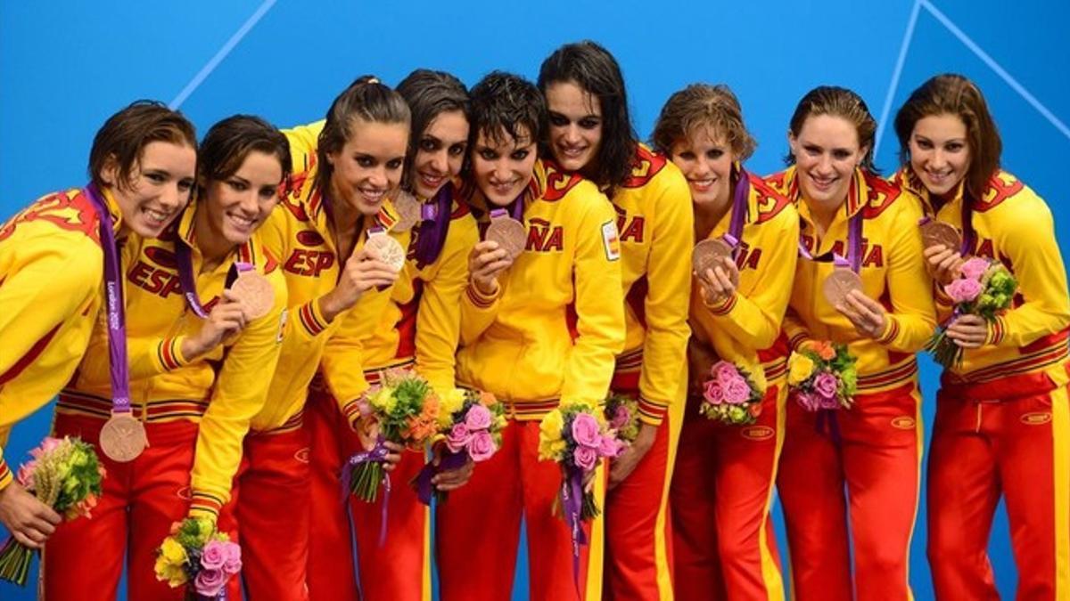 Thaïs Henríquez (en el centro, la más alta), con el equipo que ganó el bronce olímpico en Londres 2012.