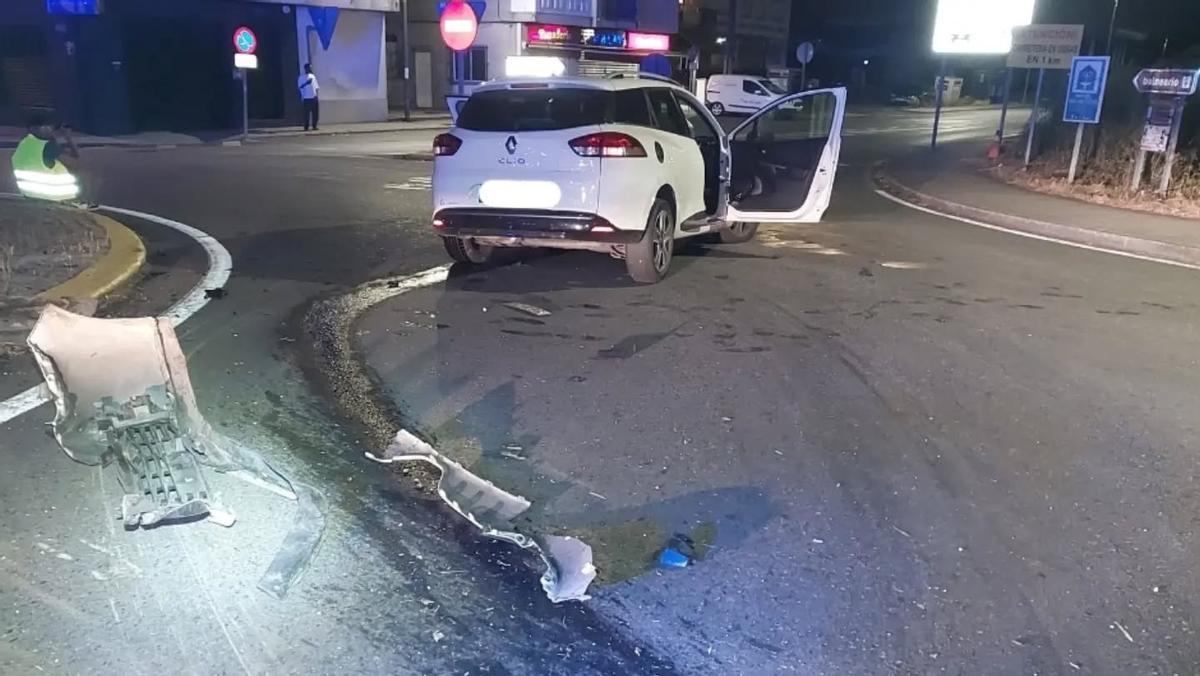 Un vehículo sufre un accidente contra la rotonda de la avenida de Noia, en Brión