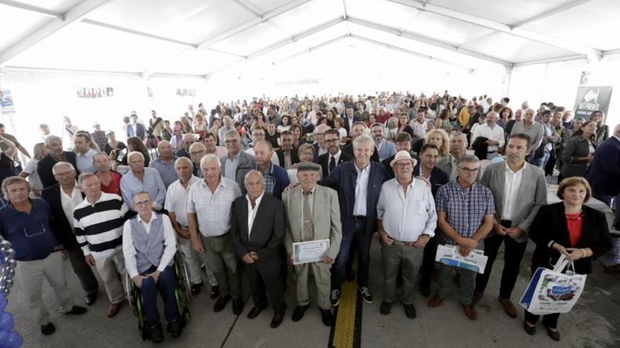 O presidente da Xunta e demais autoridades cos patróns maiores e armadores xubilados, en primeira fila, na celebración en Portosín / xunta galicia