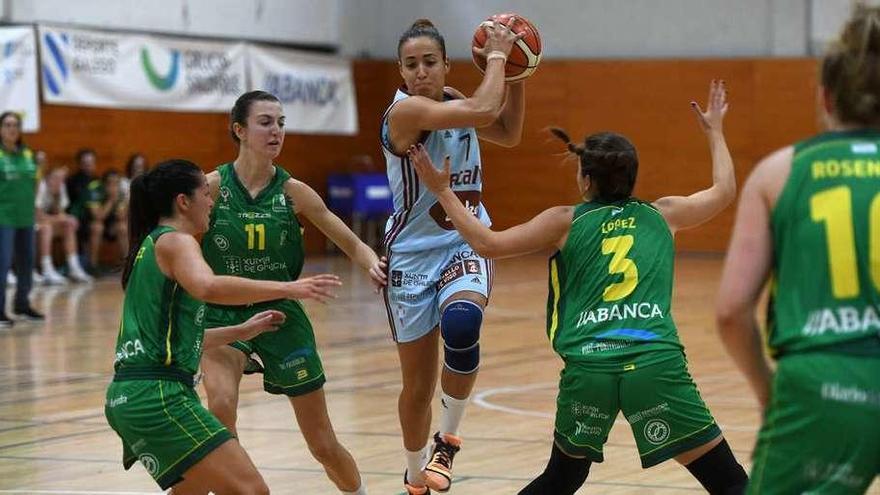 Partido de la Liga Femenina 2 de baloncesto entre el Arxil y el Celta Zorka. // Gustavo Santos