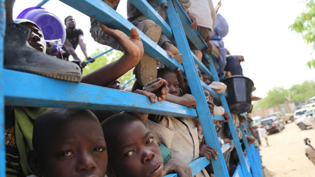 Imagen de niños siendo evacuados de las islas nigerianas del lago Chad por el temor a ser atacados por Boko Haram.