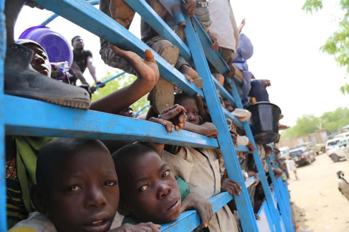 Imatge de nens sent evacuats de les illes nigerianes del llac Txad pel por de ser atacats per Boko Haram.