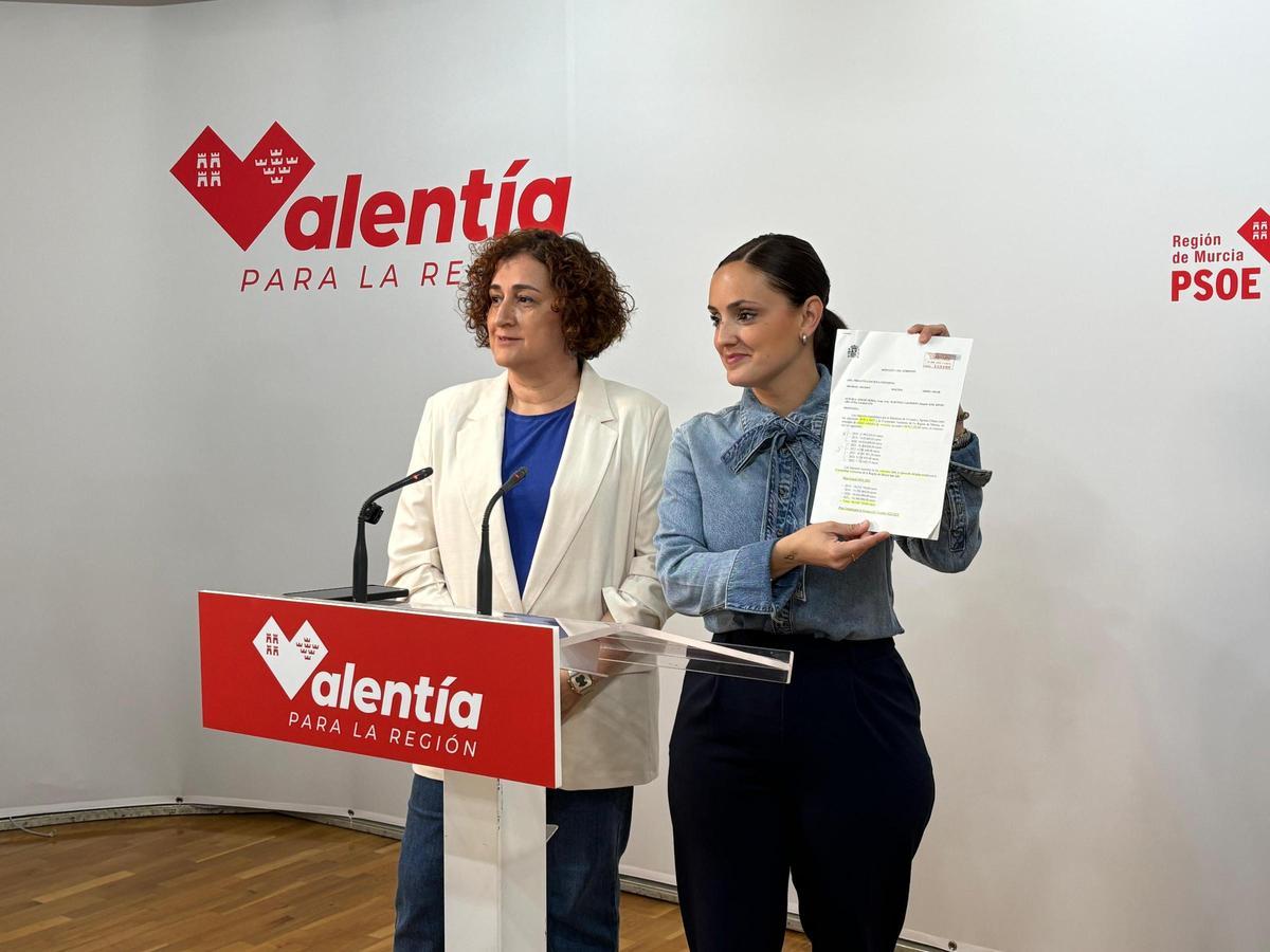 Las diputadas socialistas en el Congreso Caridad Rives (i) e Irene Jódar, durante la rueda de prensa ofrecida este viernes en la sede del PSRM.