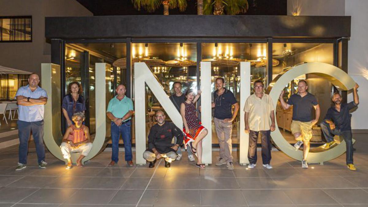 Los propietarios de Unic, Alicia Reina y José Riera, con el chef David Grussaute y los proveedores del restaurante.