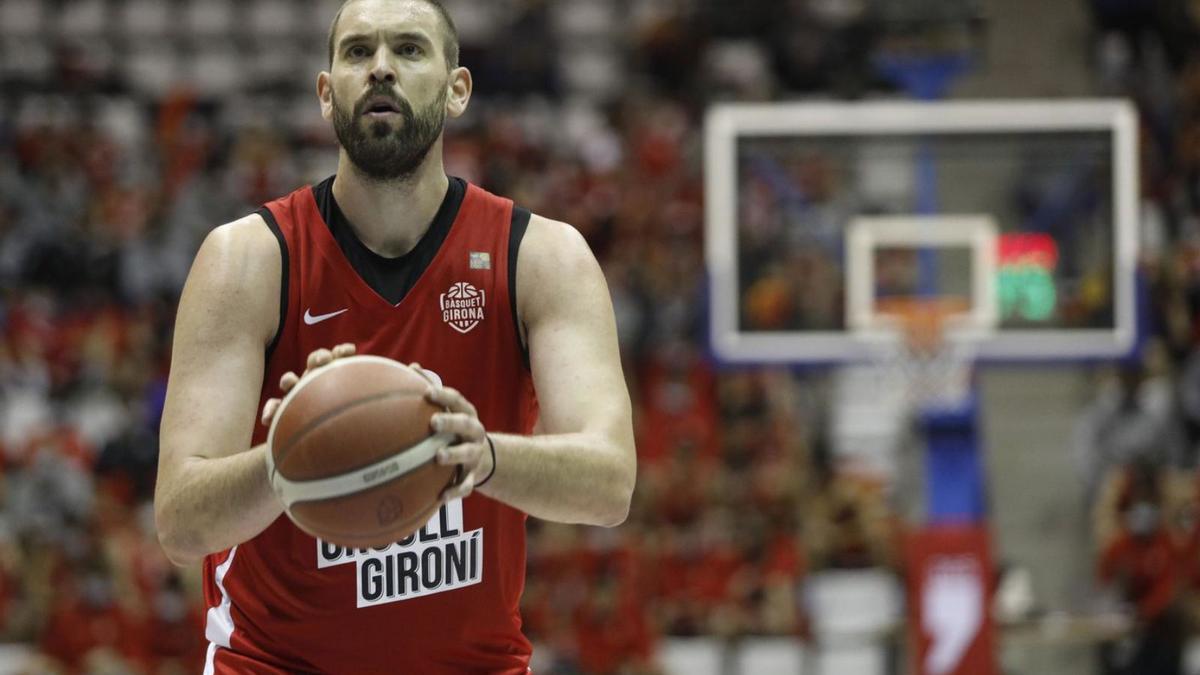 Marc Gasol abans de fer un tir en un partit a Fontajau. | ANIOL RESCLOSA