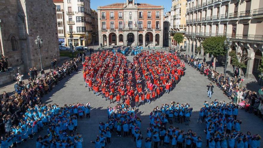 Corazón elaborado por el Colegio Medalla Milagrosa de Zamora en la Plaza Mayor por el Día de la Paz.