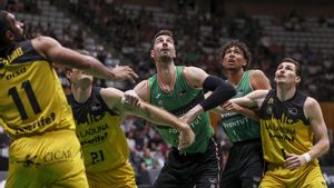 Ante Tomic, en primer término, espera al rebote.