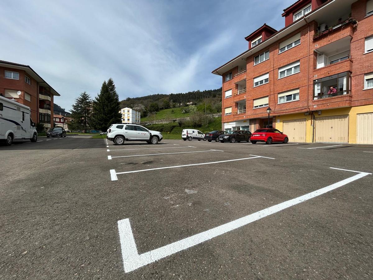 Nueva imagen de la urbanización Pumarada de La Vega, con el repintado de las zonas de estacionamiento.