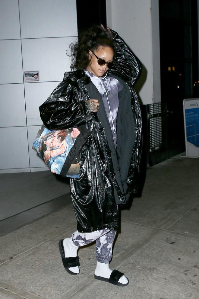 Rihanna con ropa de estar por casa y zapatillas, en el aeropuerto