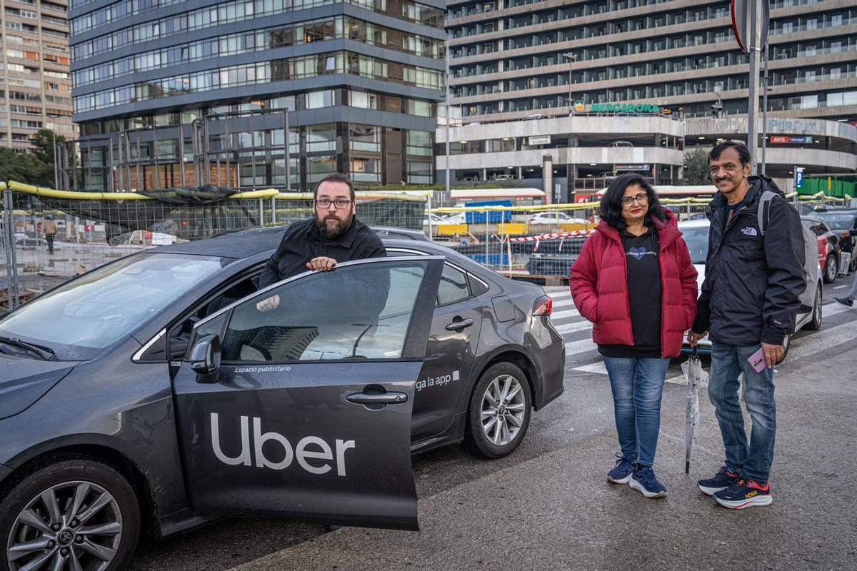 Barcelona 16/12/2025 Barcelona. Implícame sobre el conflicto del taxi en la estación de Sants. Qué piensa la gente: si utiliza más el taxi que Uber, qué opina de que los VTC puedan desaparecer… PERSONAS: Kapoor. AUTOR: MANU MITRU