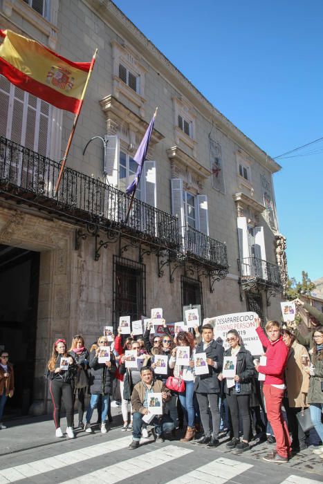 El alcalde de Orihuela ha mostrado su apoyo a la familia del joven desaparecido el 1 de enero en la Costa, Henry Alejandro, en una concentración en el Ayuntamiento