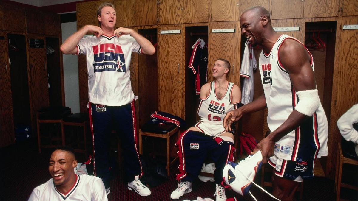 Pippen, Bird, Mullin y Jordan comparten buenos momentos en el vestuario estadounidense