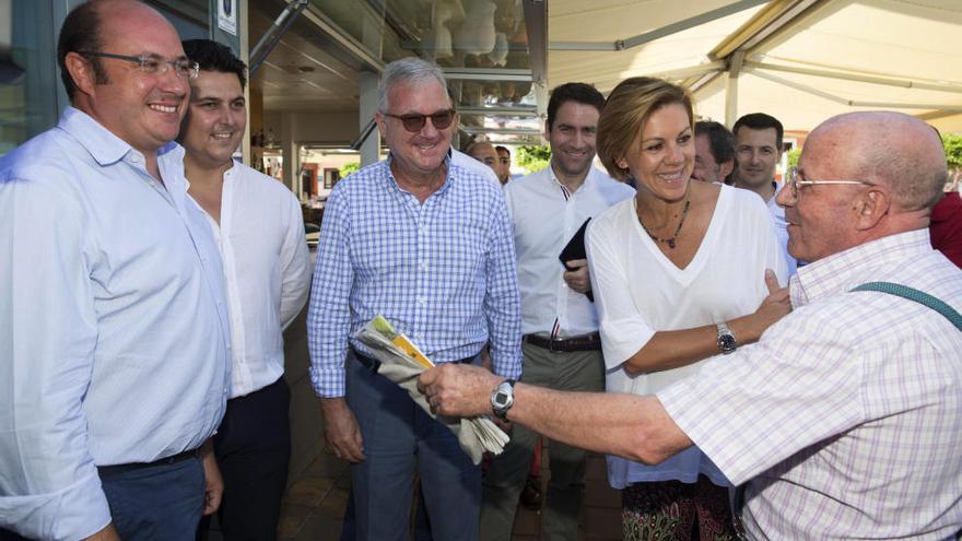 Pedro Antonio Sánchez, José Miguel Luengo, Ramón Luis Valcárcel, Teodoro García y Dolores de Cospedal saludan a un simpatizante.