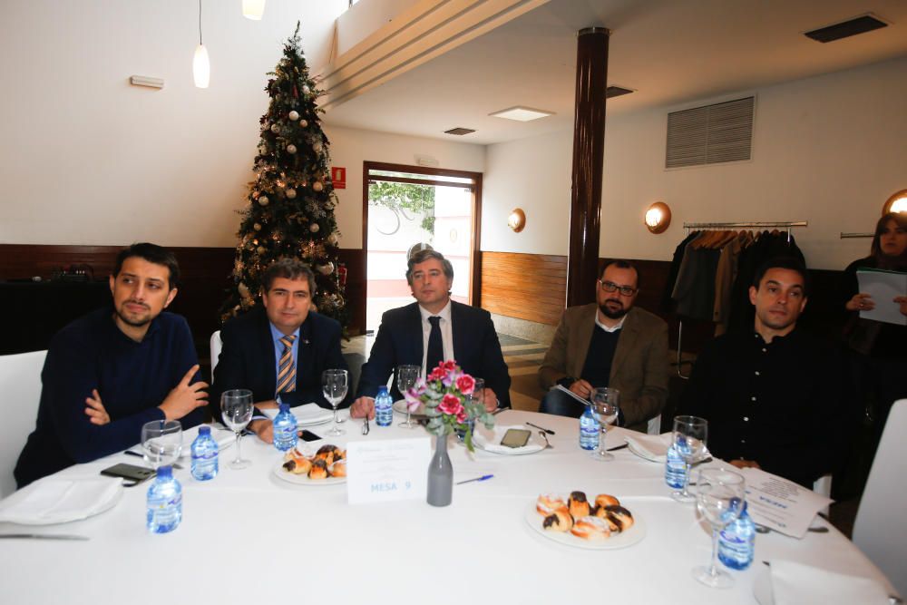 De izquierda a derecha, Juan Ángel Conca, asesor de la edil de Hacienda en Alicante; Ezequiel Moltó, director de Comunicación de Vectalia; Martín Sanz, Aguas de Alicante; David Navarro, redactor de INFORMACIÓN, y Pablo Sánchez, Planeta Huerto