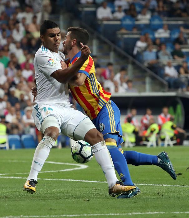 Instantes del partido disputado ayer entre el Valencia CF y el Real Madrid.