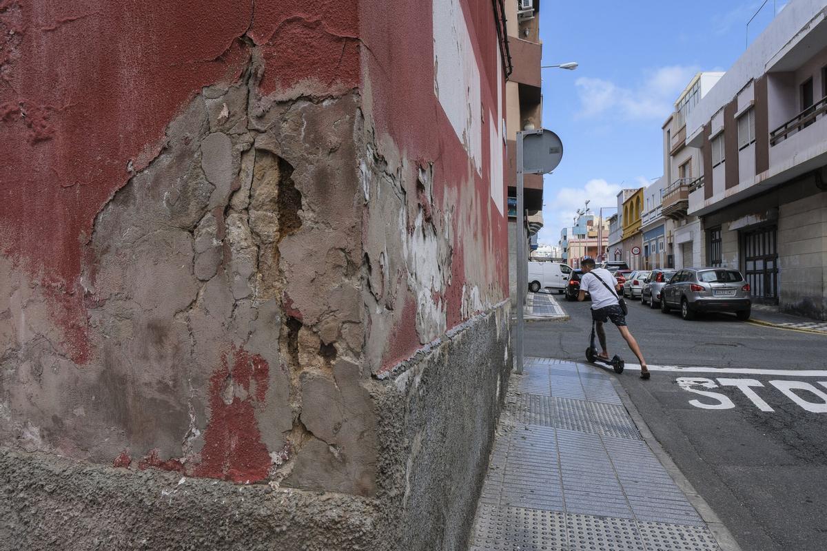 Deterioro de las viviendas del grupo Sanz Orrio, en La Isleta