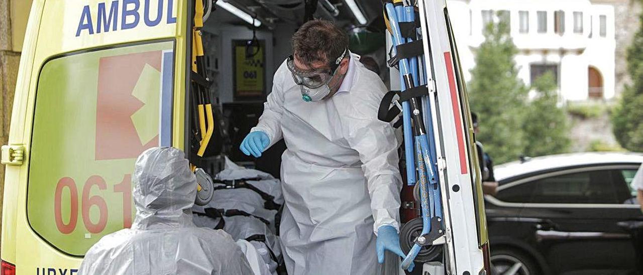 La ambulancia se lleva a un jugador del Fuenlabrada, el pasado viernes.