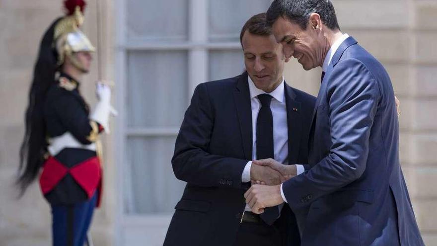 Macron saluda a Sánchez a la puerta del Elíseo, ayer. // Efe